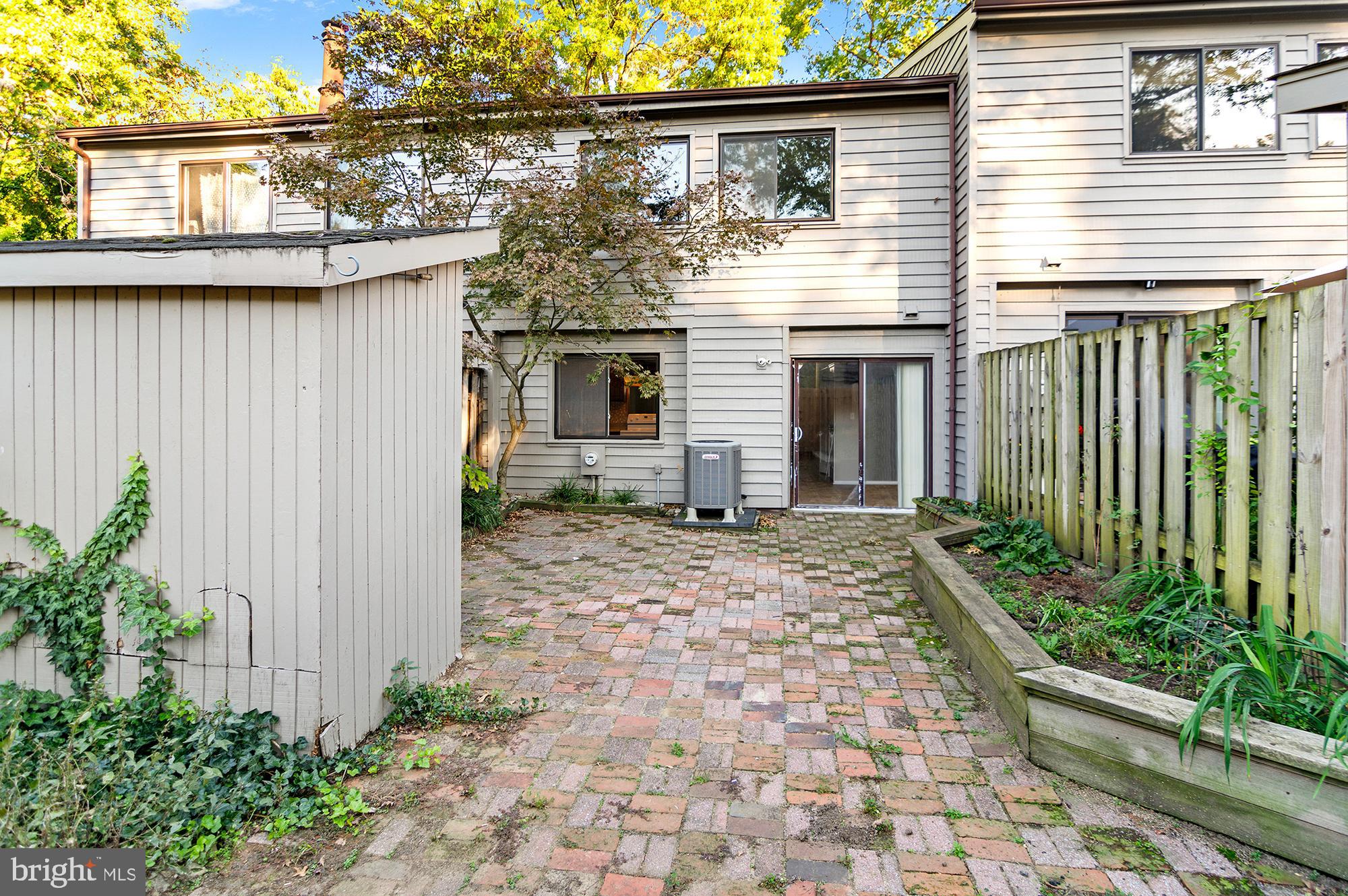 1052 CEDAR RIDGE COURT