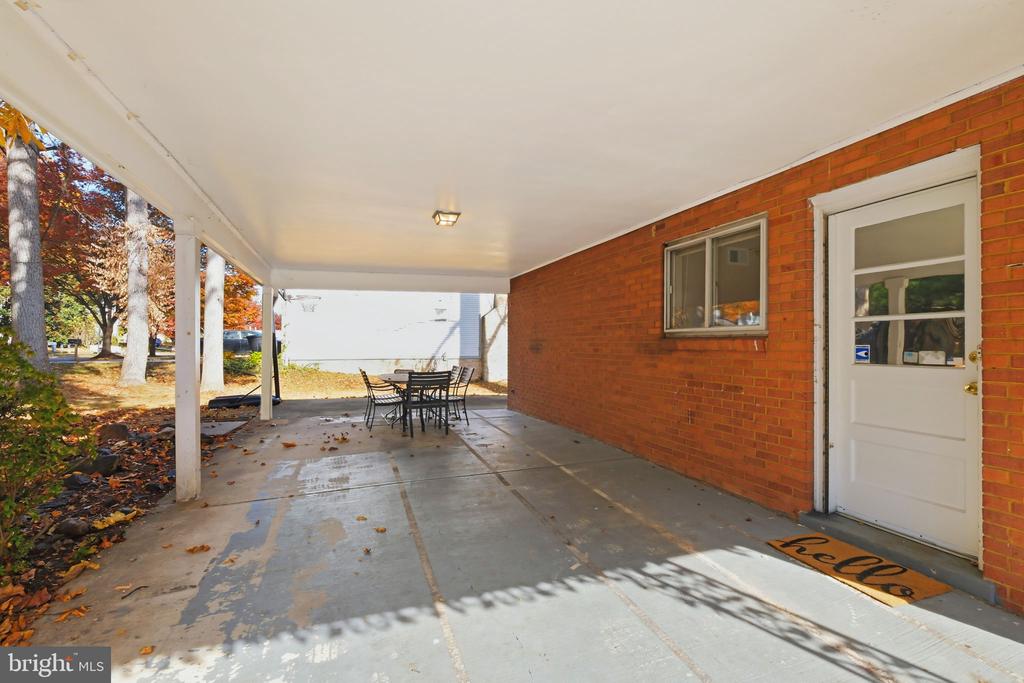 2031 HENDERSON AVENUE