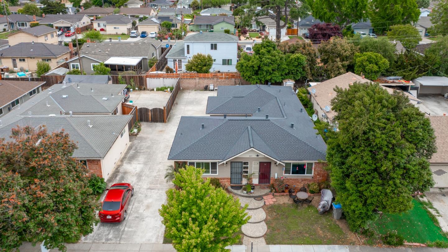 809 Nevin WAY