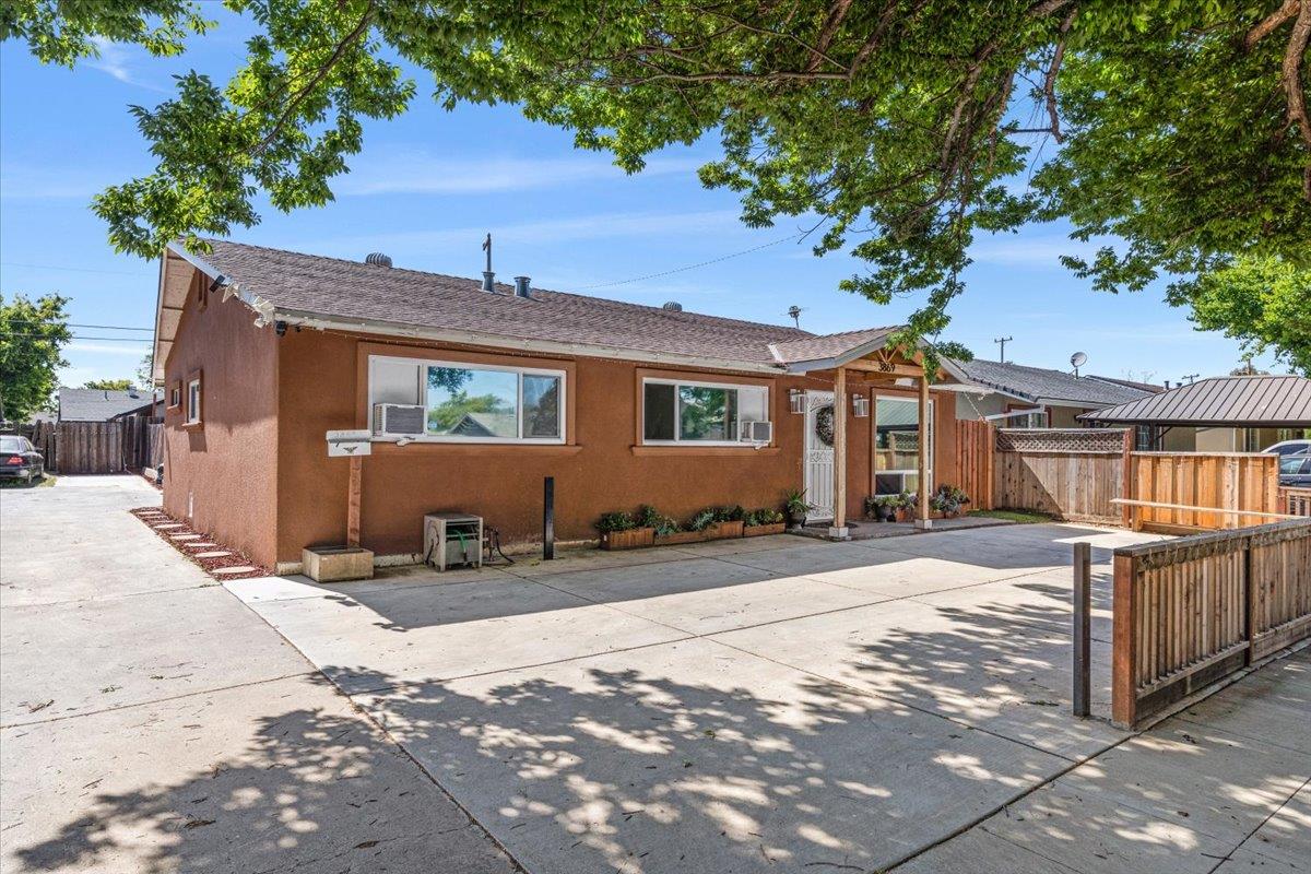 3869 Kauai DR