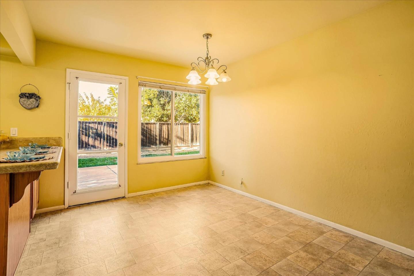 2058 Jamaica WAY