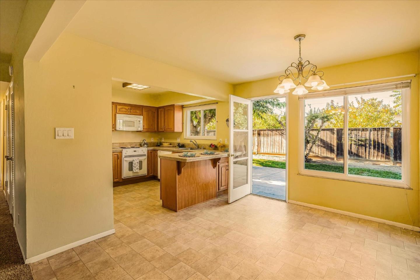 2058 Jamaica WAY