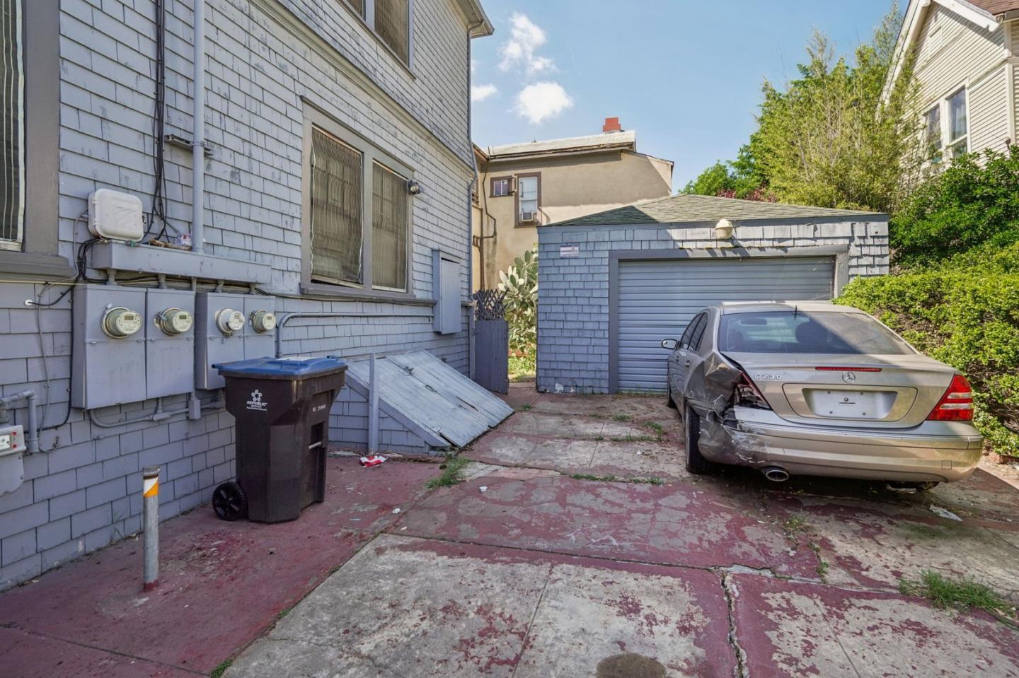 905 North Commerce Street