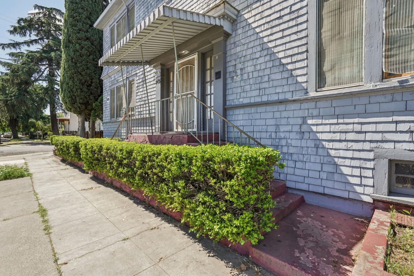 905 North Commerce Street