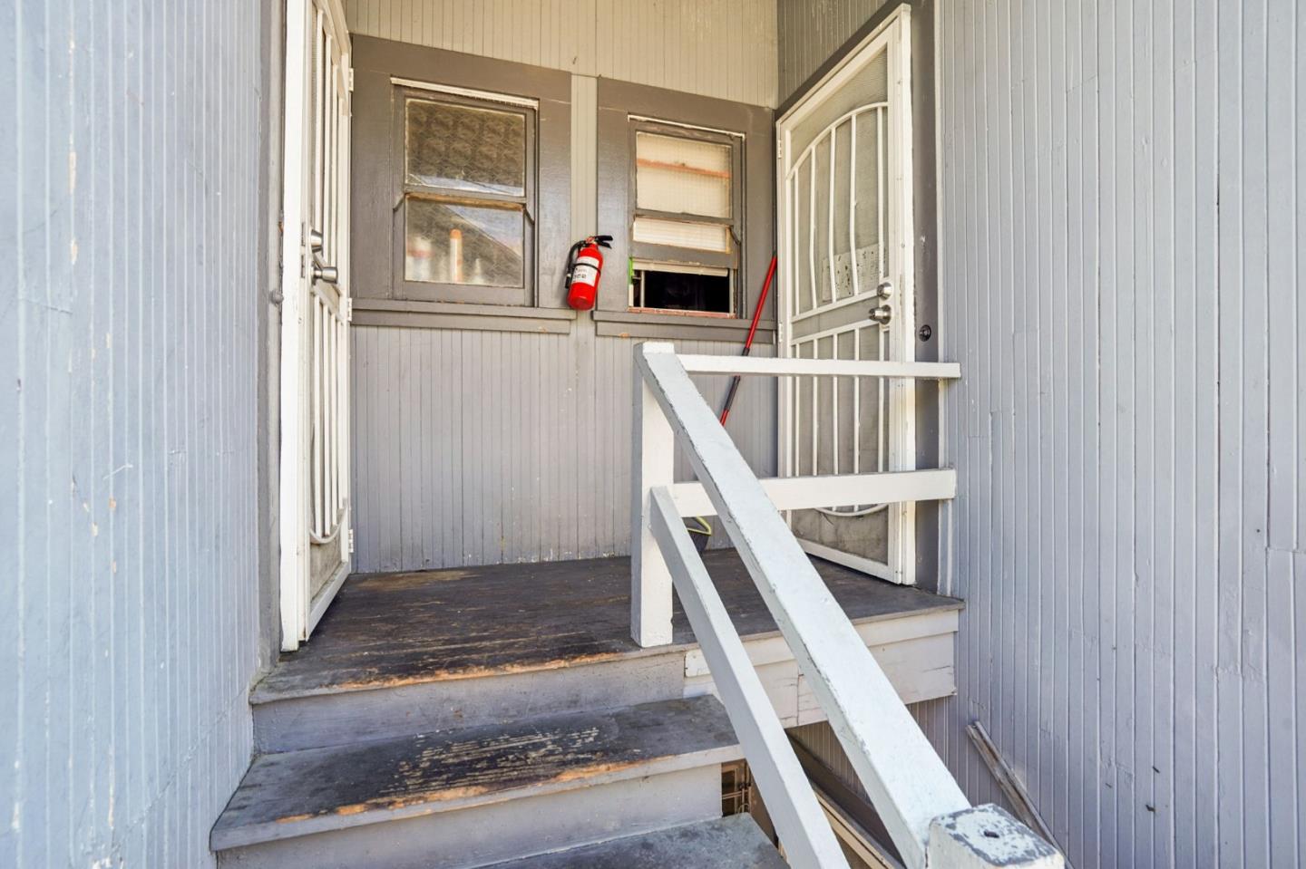 905 North Commerce Street