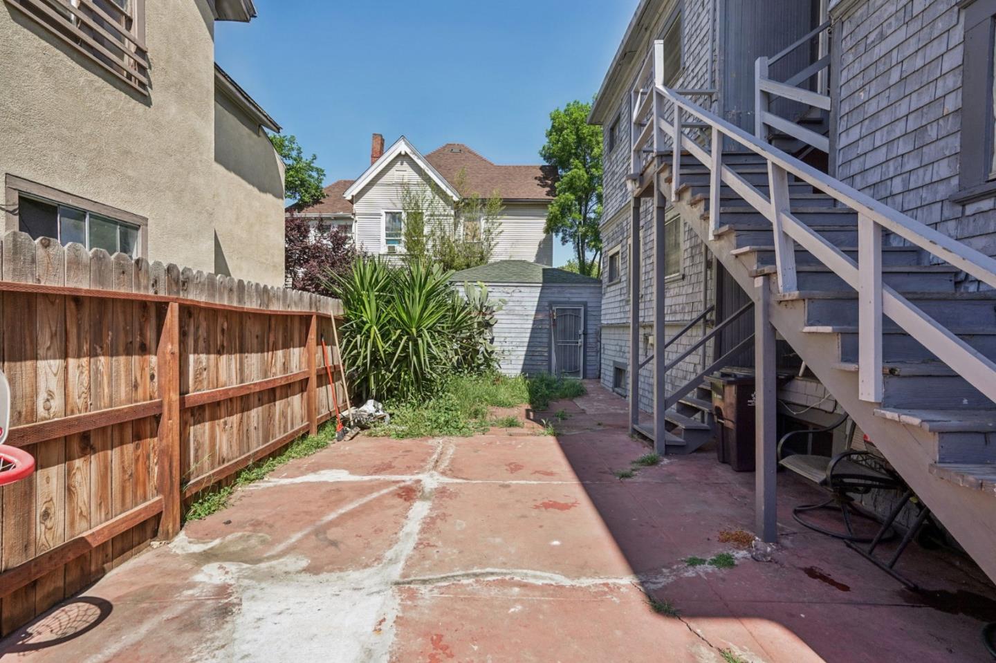 905 North Commerce Street