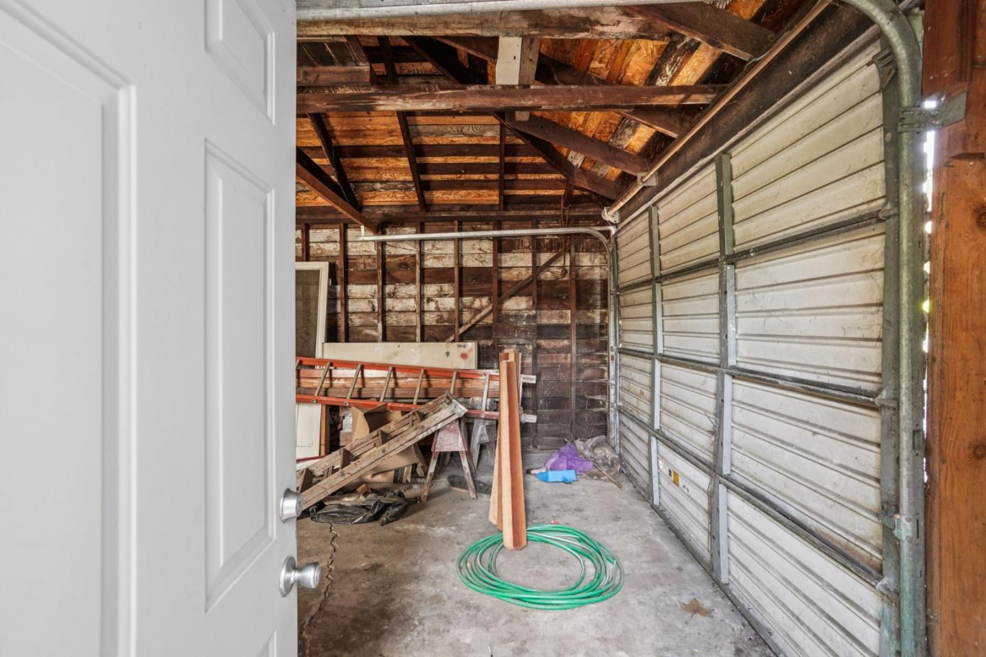 905 North Commerce Street