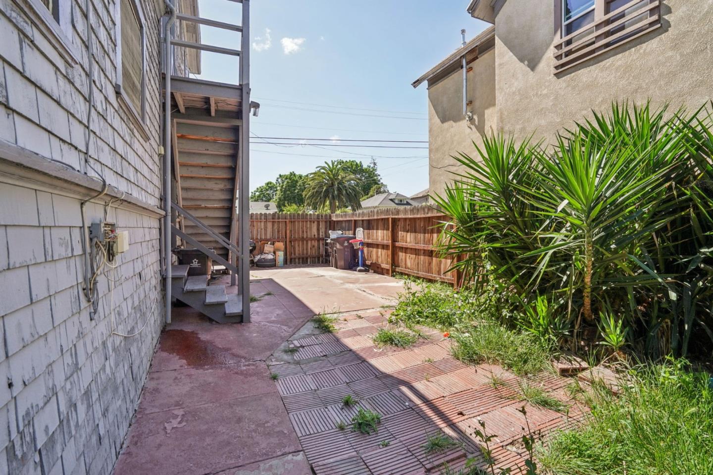 905 North Commerce Street