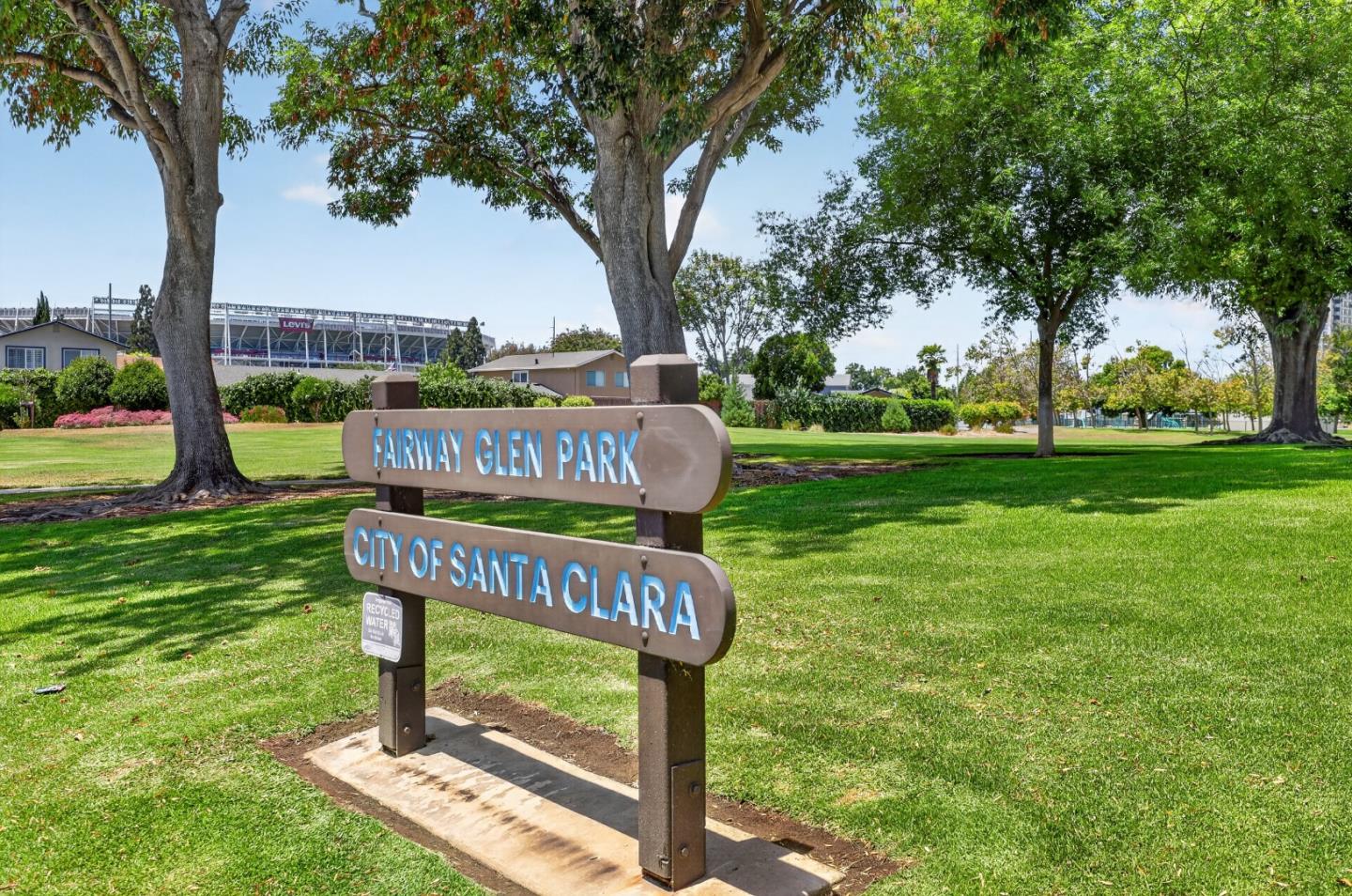 2089 Avenida De Las Flores