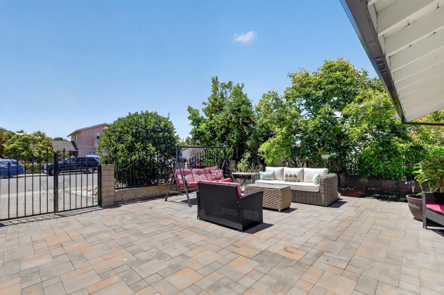 2089 Avenida De Las Flores