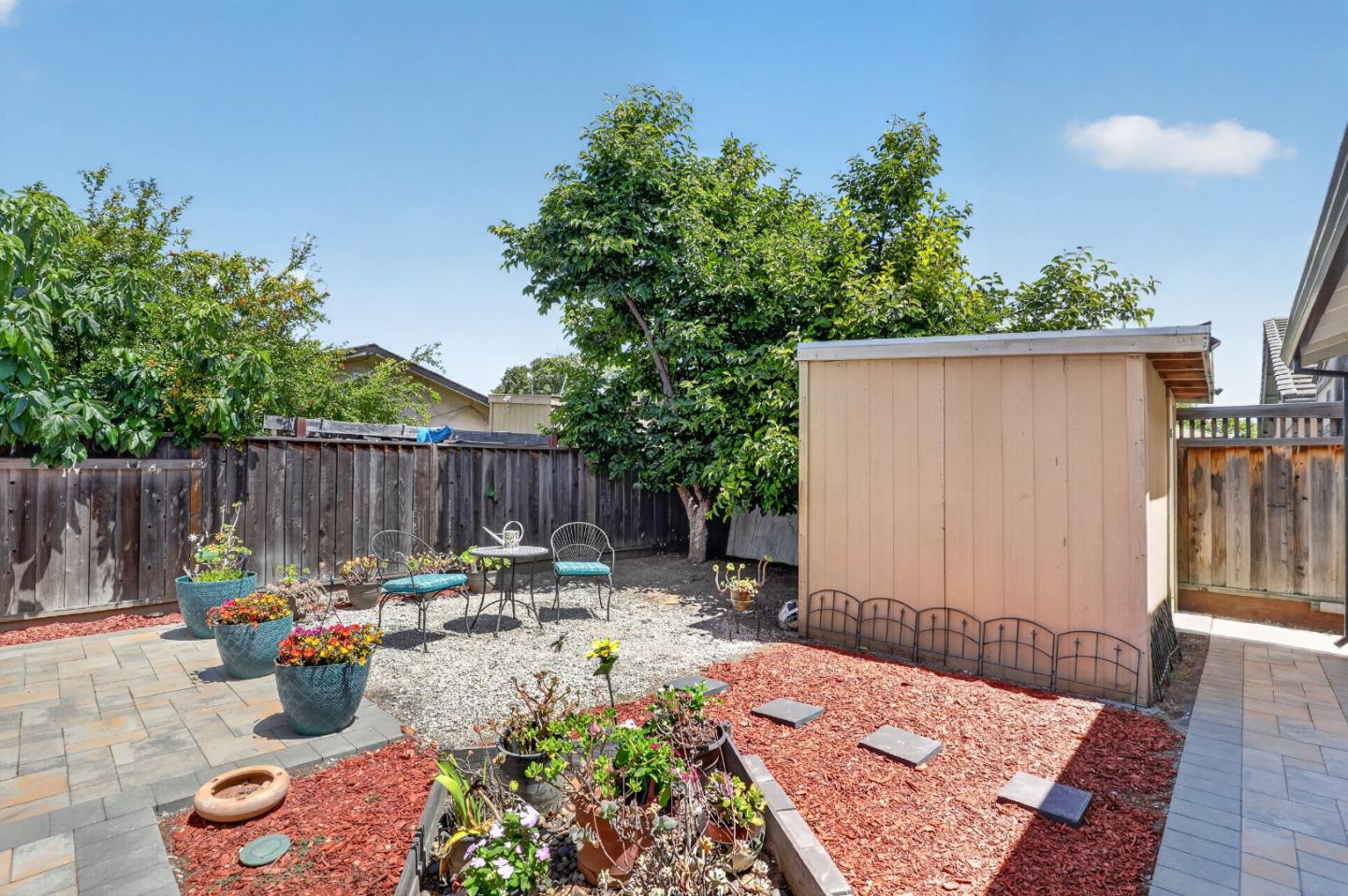 2089 Avenida De Las Flores