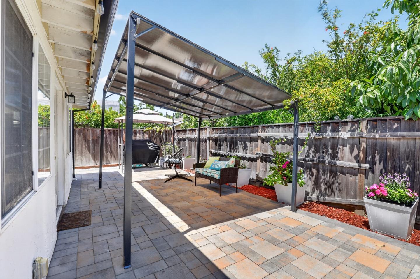 2089 Avenida De Las Flores