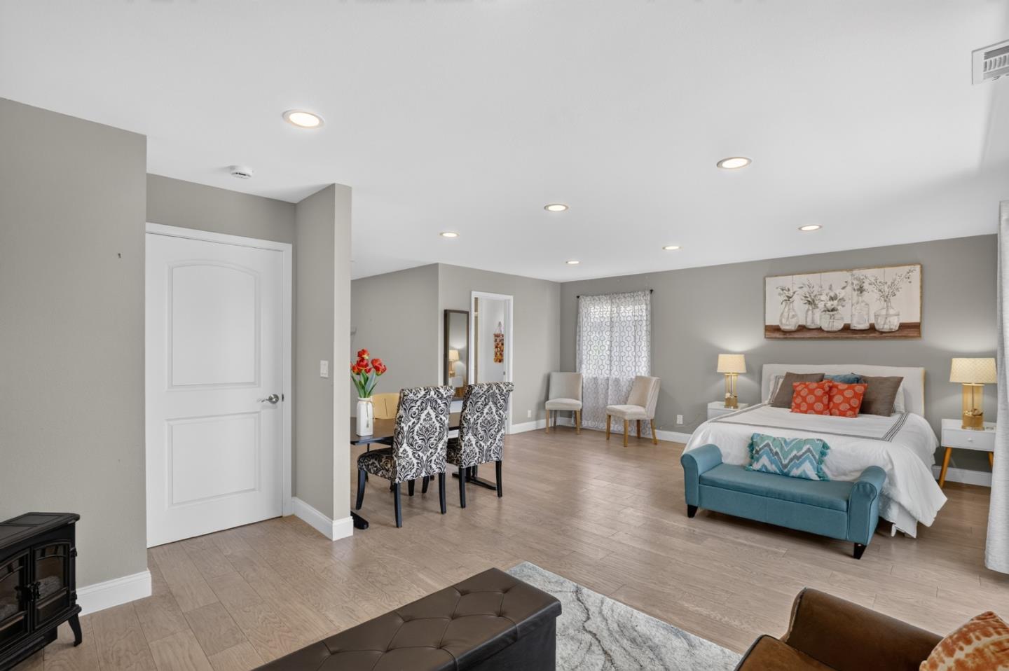 2089 Avenida De Las Flores