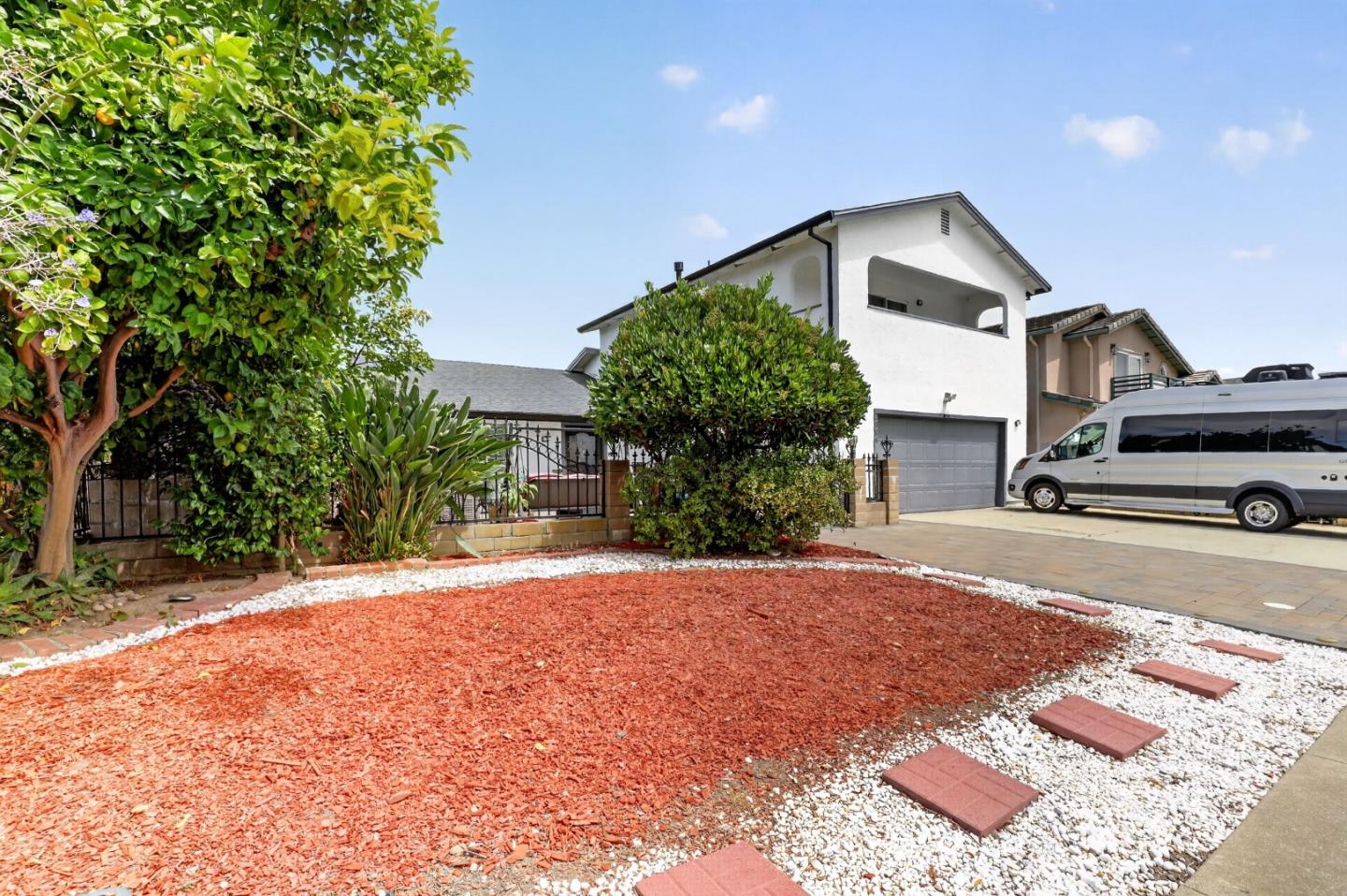 2089 Avenida De Las Flores