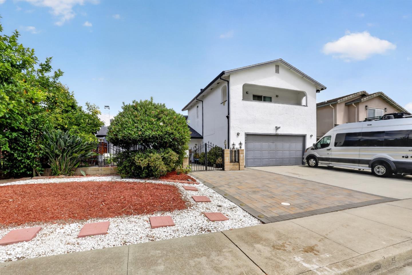 2089 Avenida De Las Flores