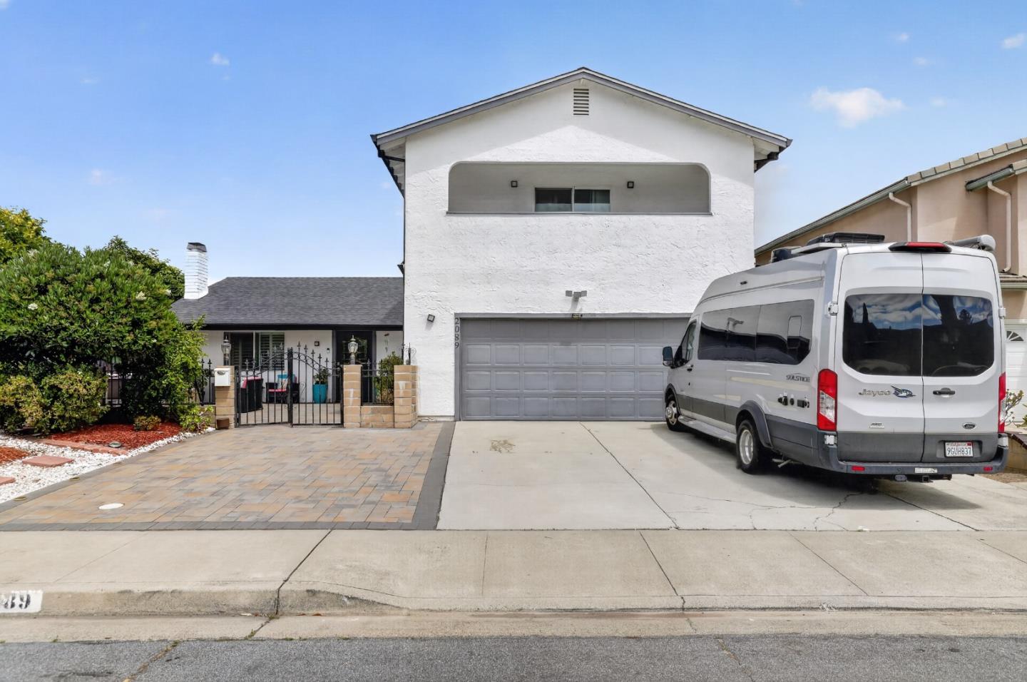 2089 Avenida De Las Flores