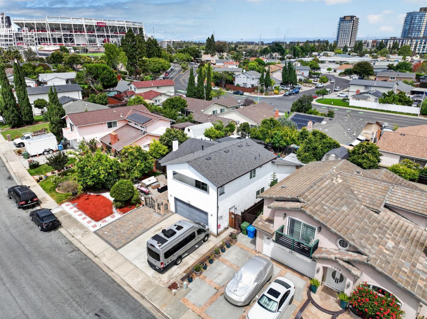 2089 Avenida De Las Flores