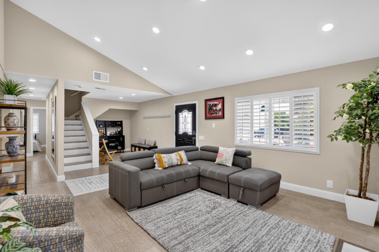 2089 Avenida De Las Flores