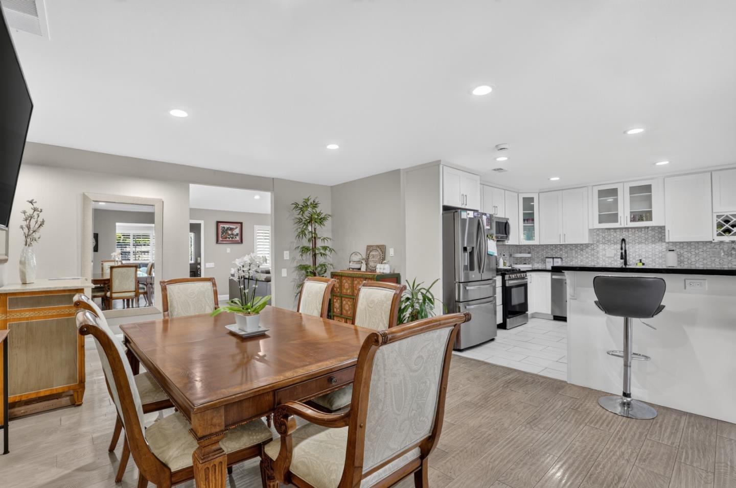 2089 Avenida De Las Flores