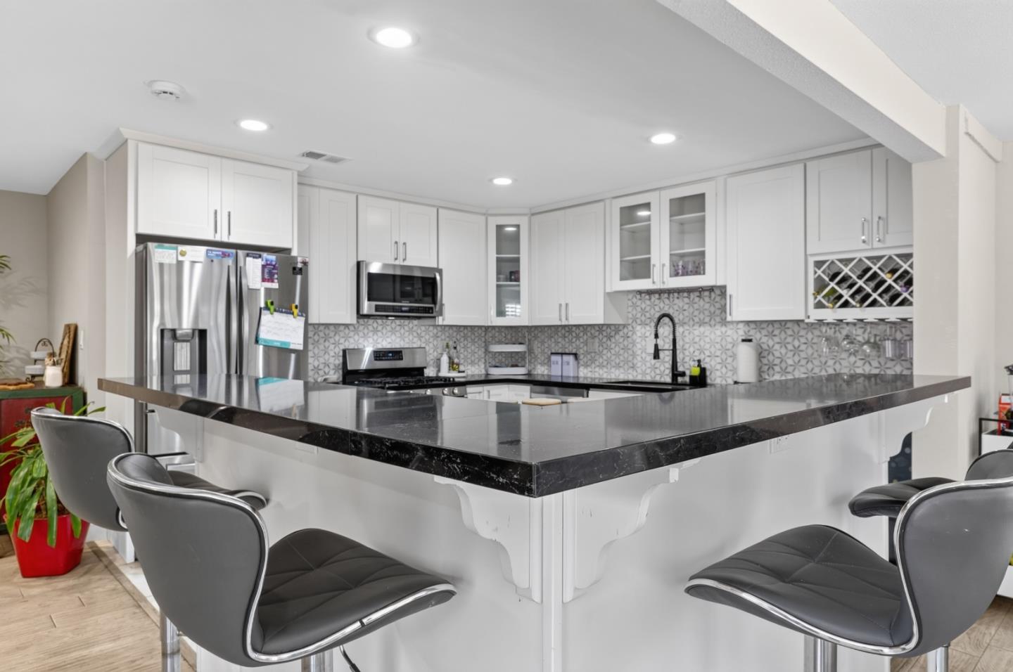 2089 Avenida De Las Flores