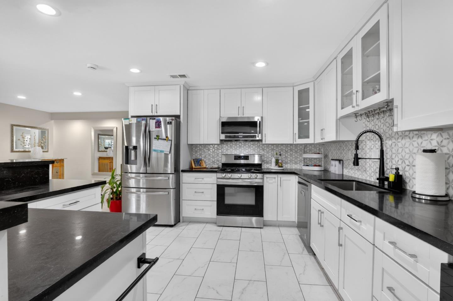 2089 Avenida De Las Flores