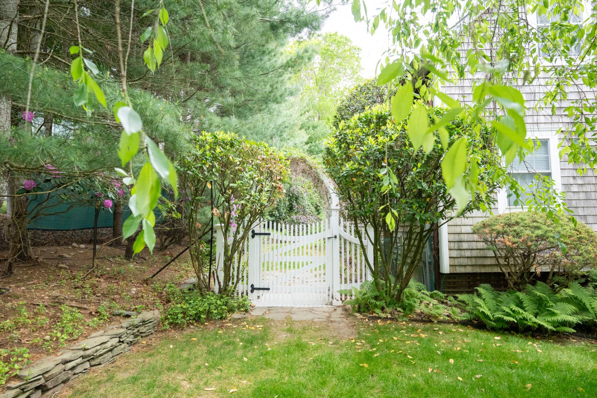 24 CLAMSHELL AVE
