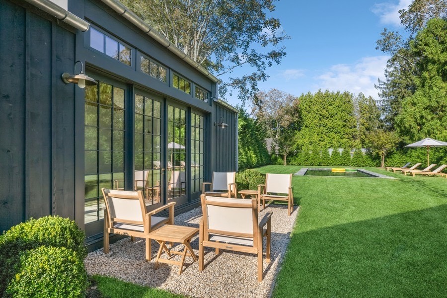 6 Cozzens Lane
