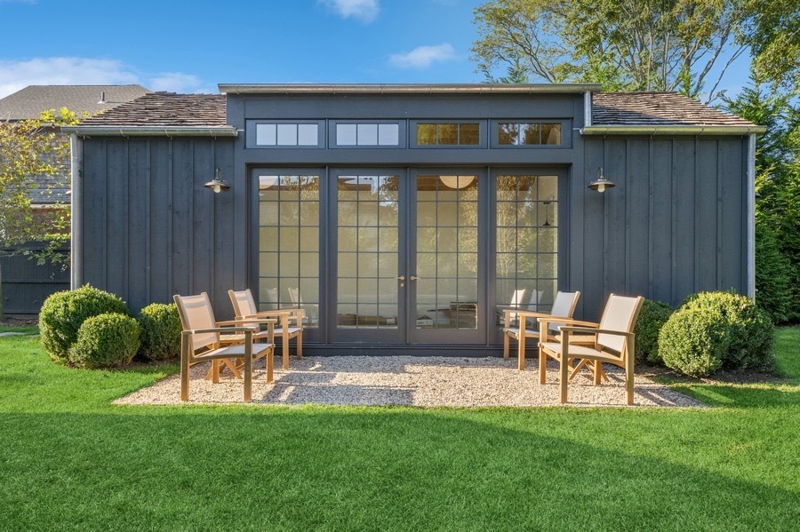 6 Cozzens Lane