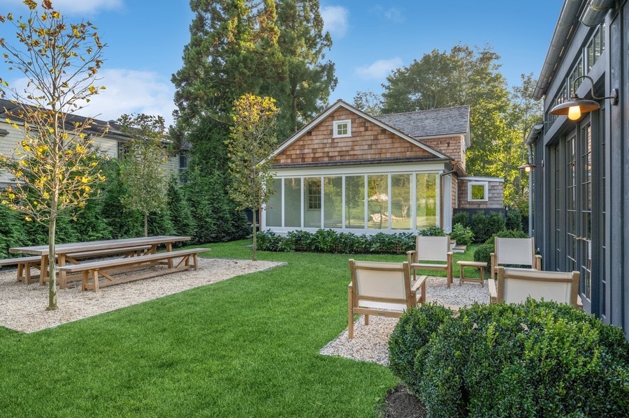 6 Cozzens Lane
