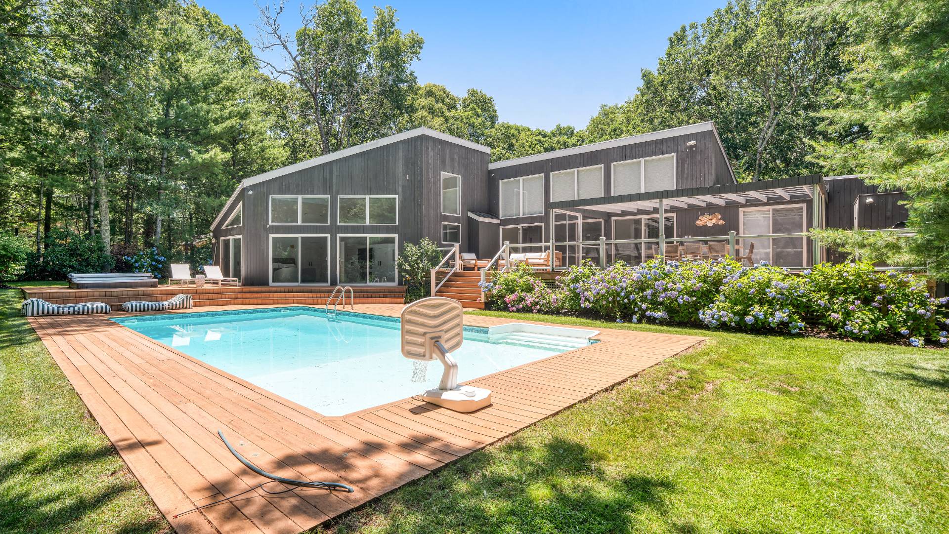 24 Saddle Ln