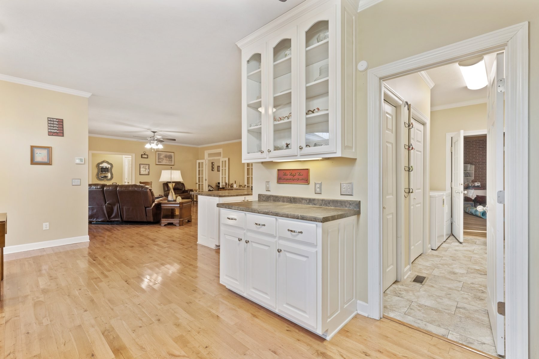 1206 N Oak Dr