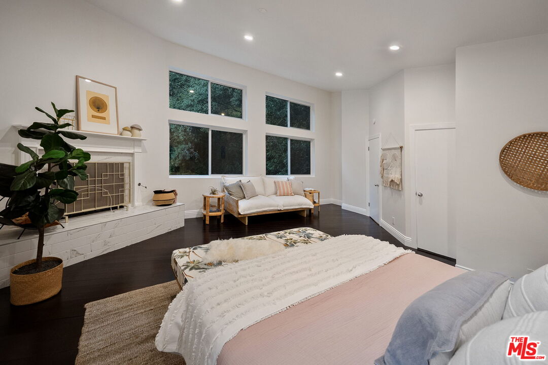 2180 Laurel Canyon Blvd