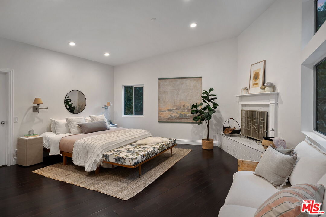 2180 Laurel Canyon Blvd