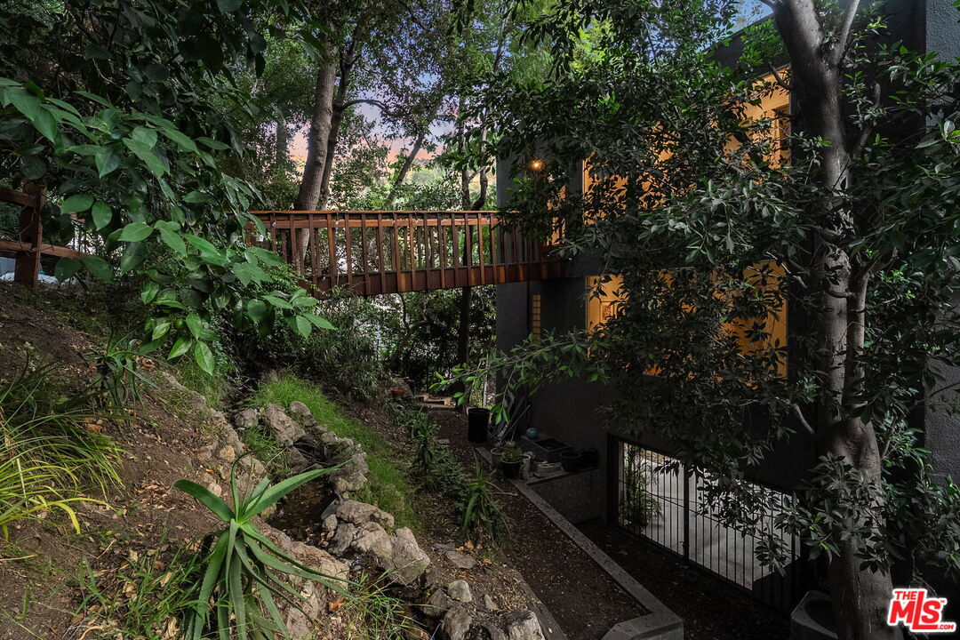 2180 Laurel Canyon Blvd