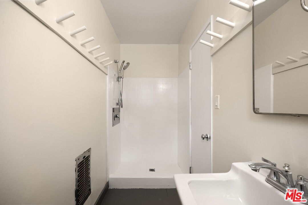 161 W Channel Rd Unit: 5