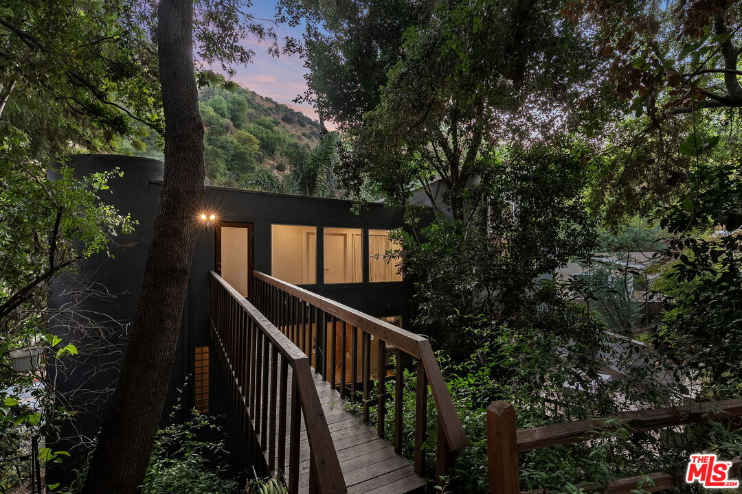 2180 Laurel Canyon Blvd