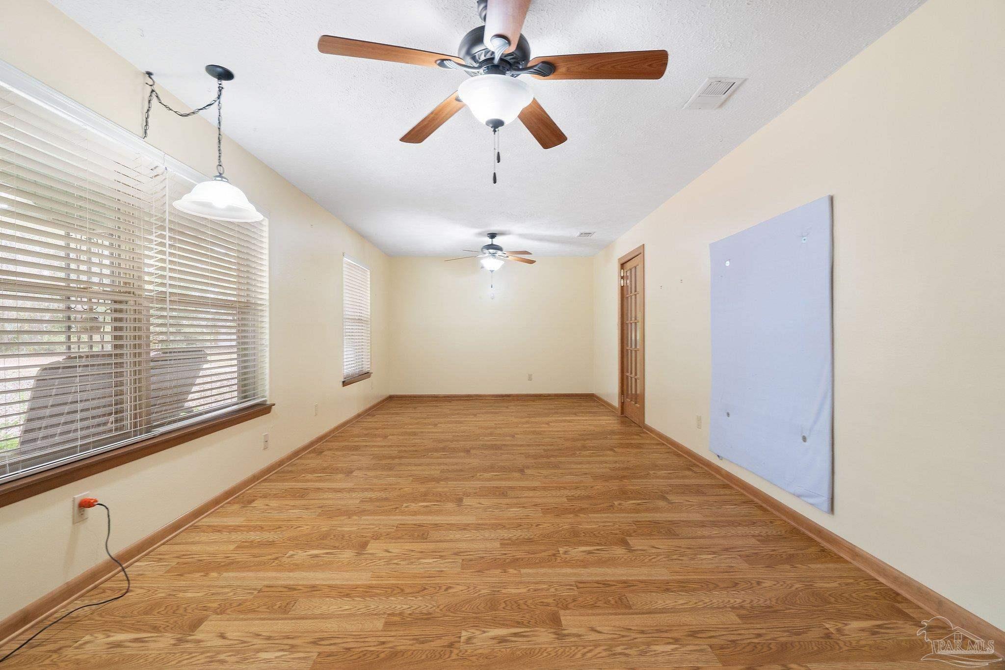 989 Van Pelt Ln
