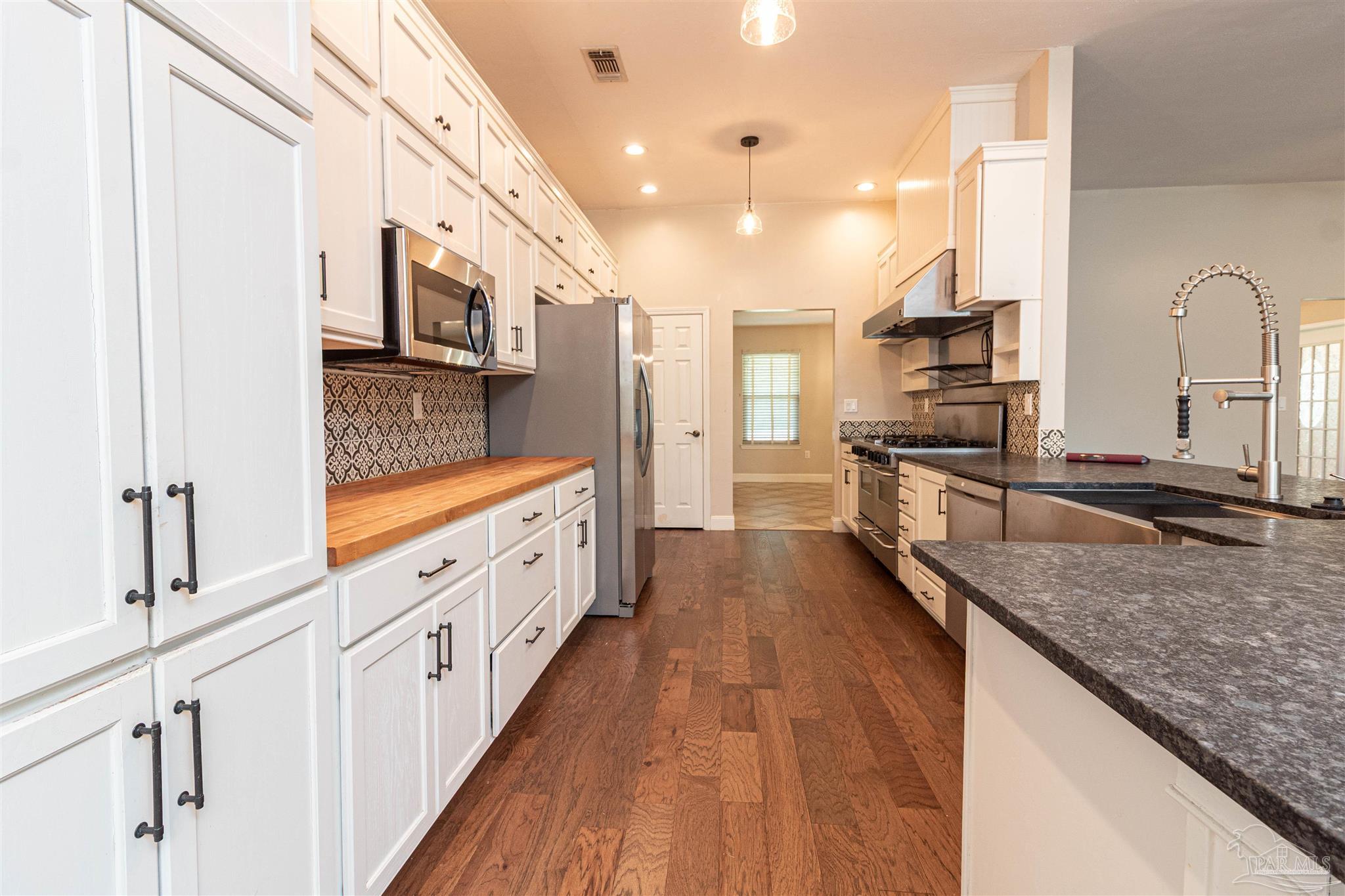 9437 Bone Bluff Dr
