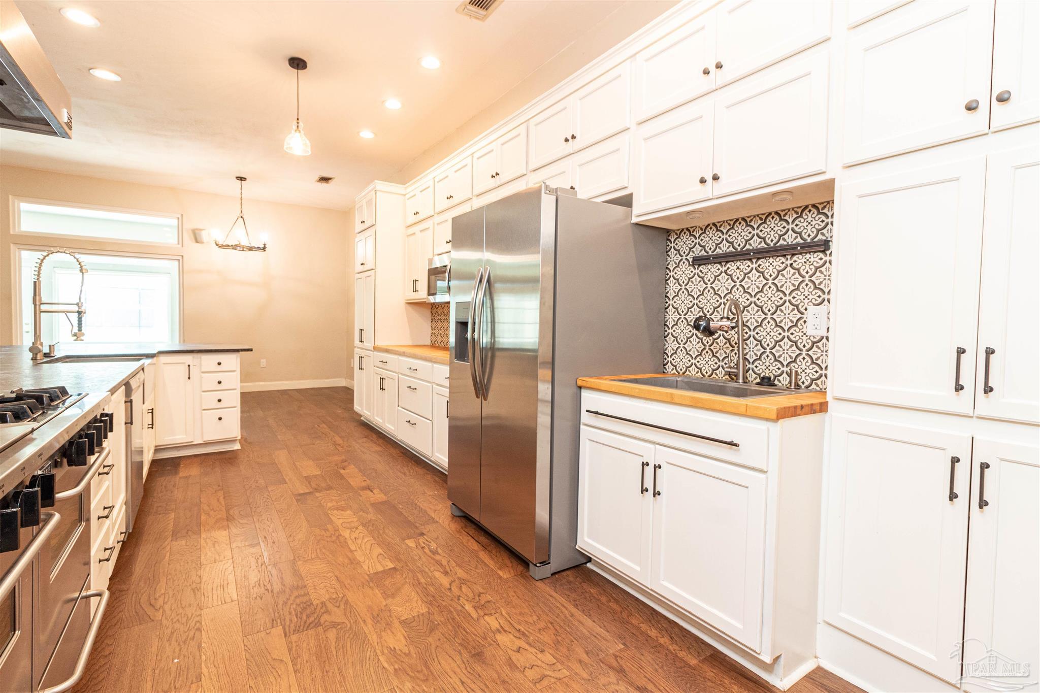 9437 Bone Bluff Dr
