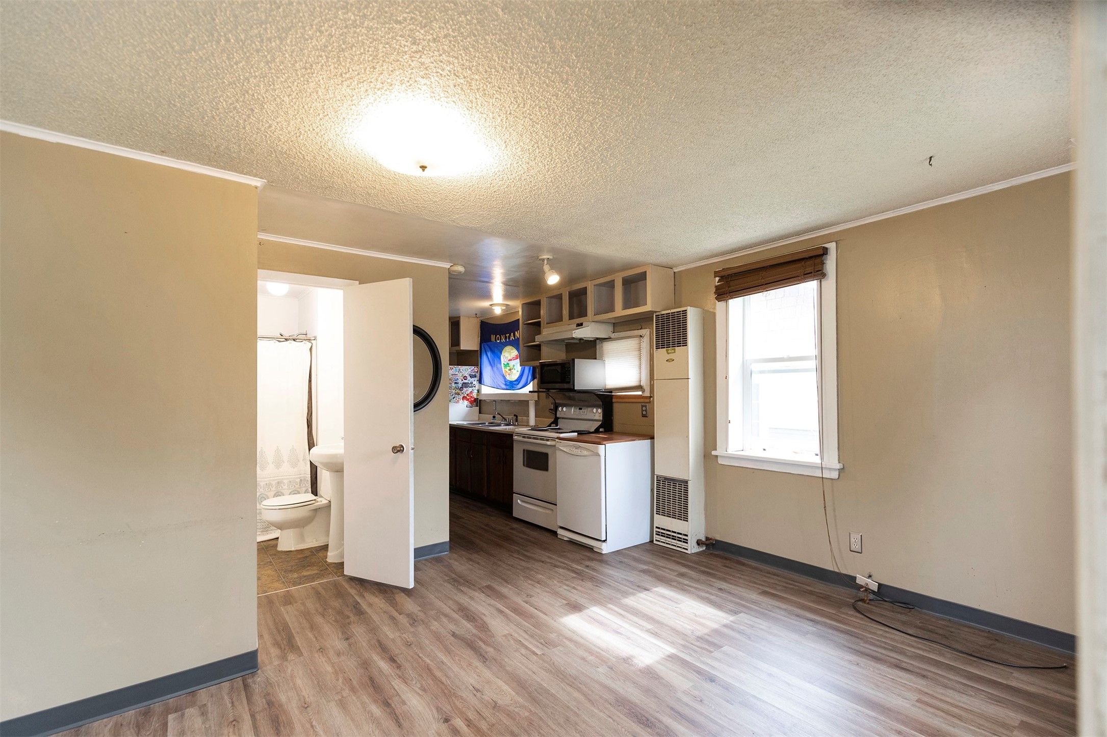 1538 1/2 Howell Street