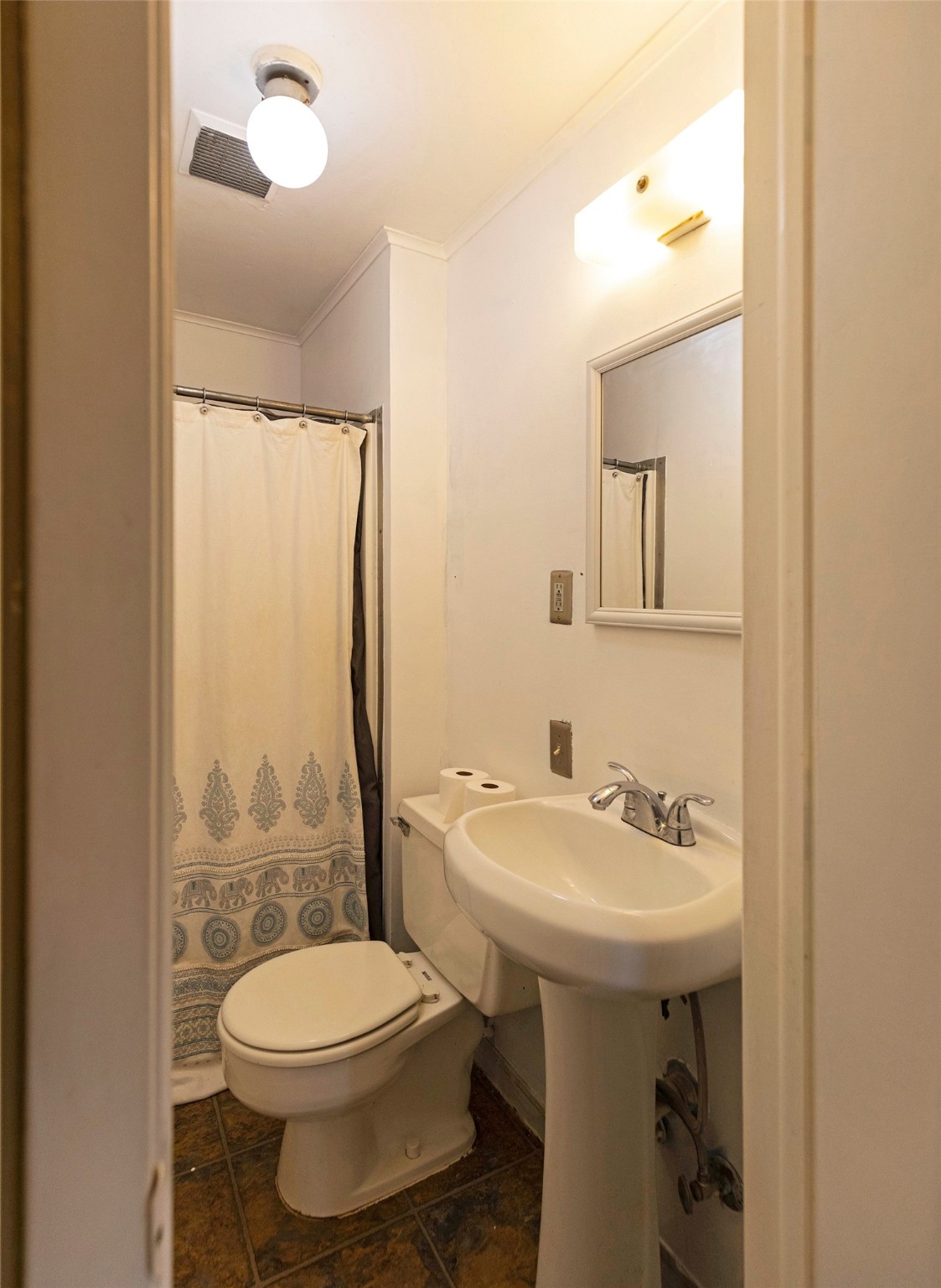 1538 1/2 Howell Street