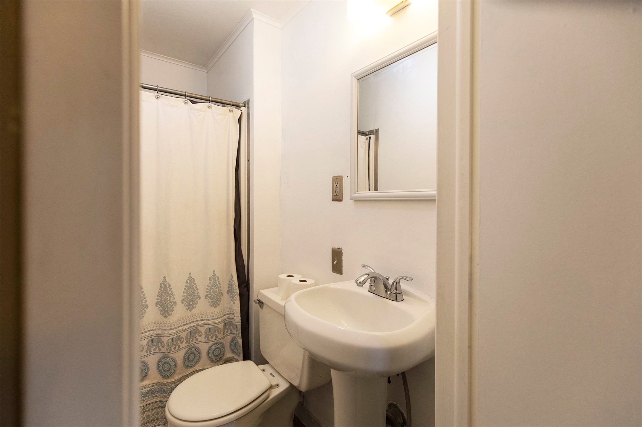 1538 1/2 Howell Street