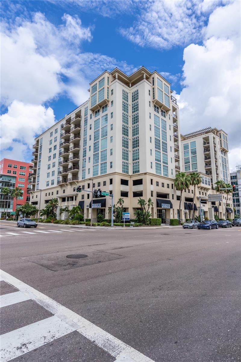 1227 E MADISON ST #506