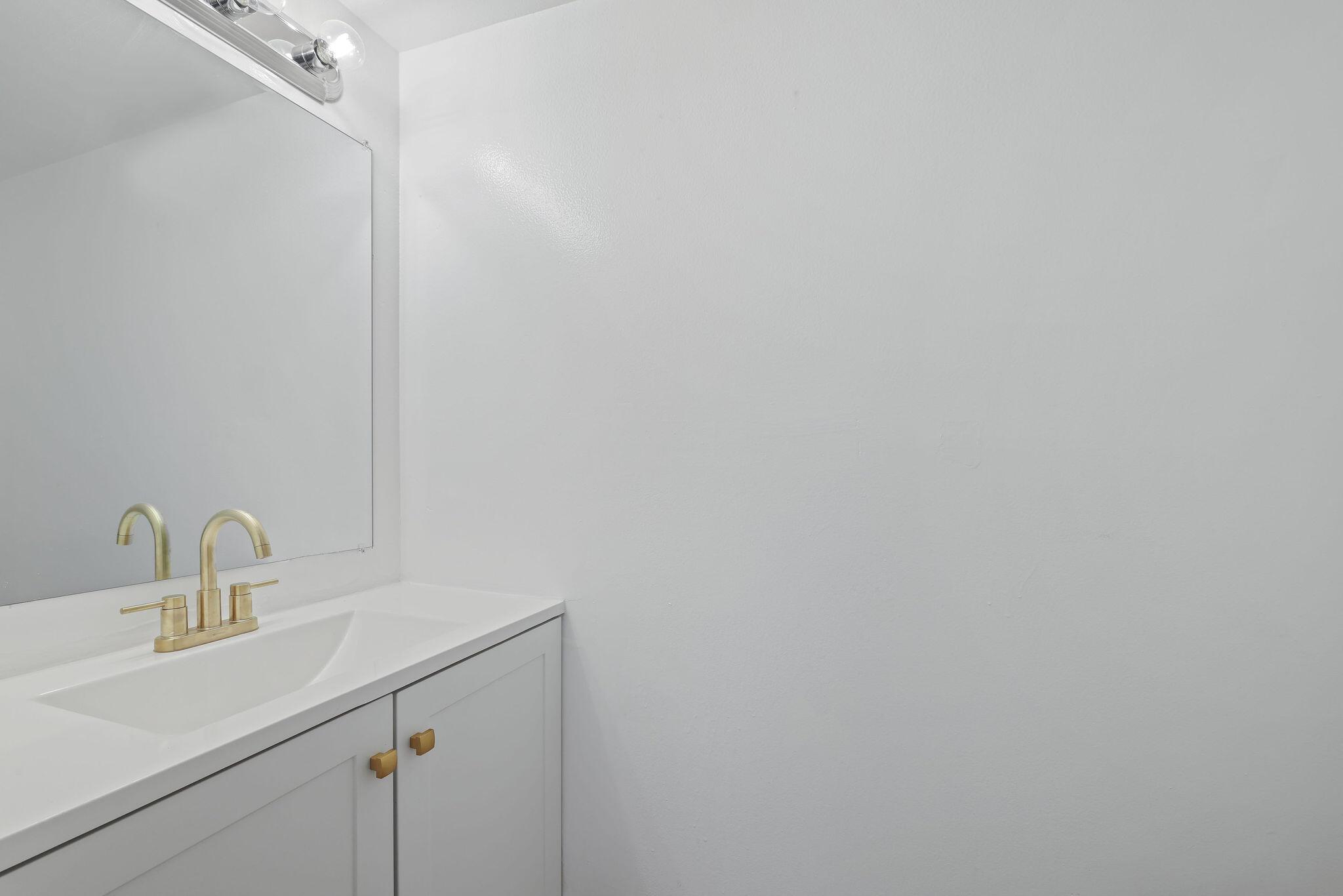 200 Leslie Drive 516