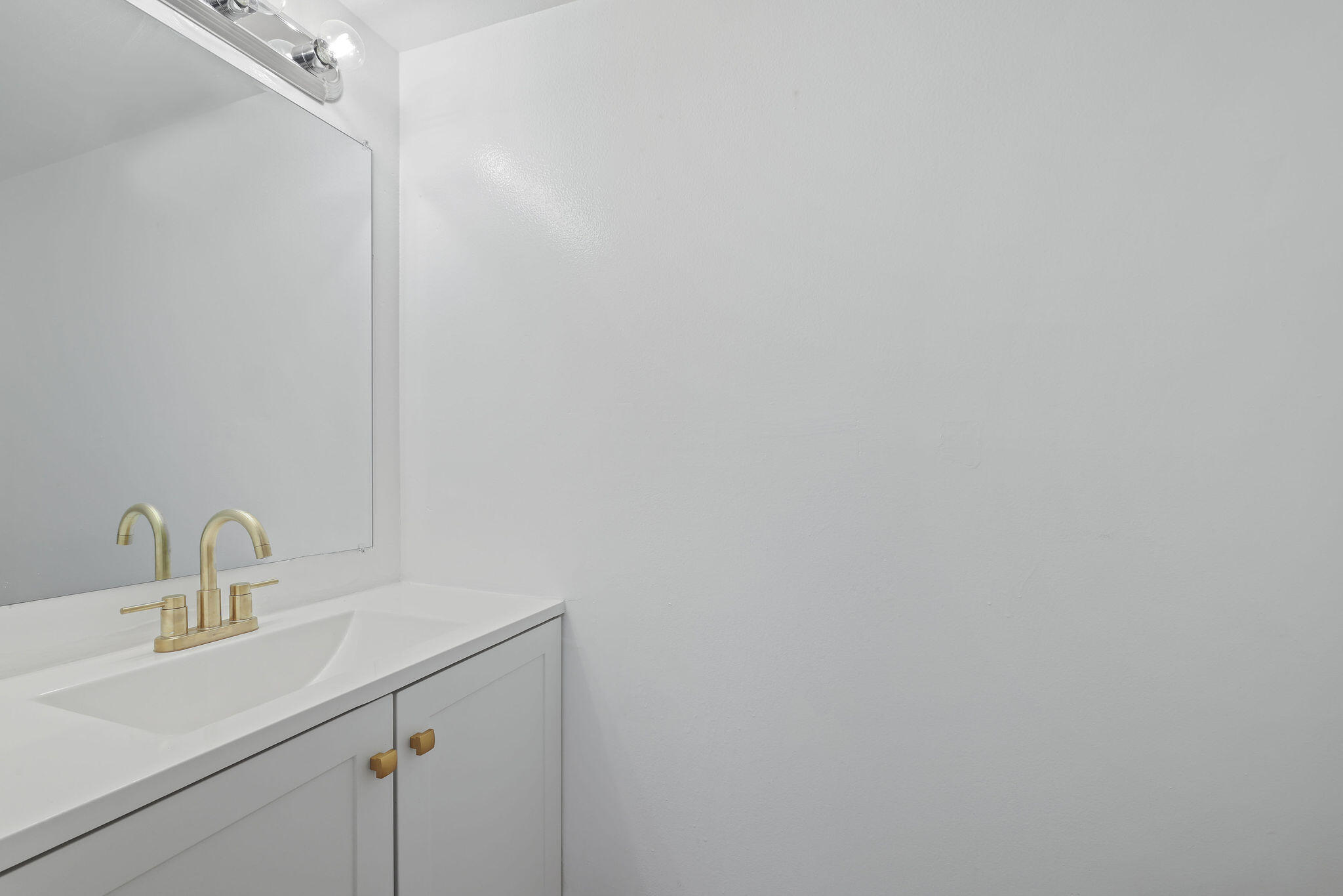 200 Leslie Drive 516