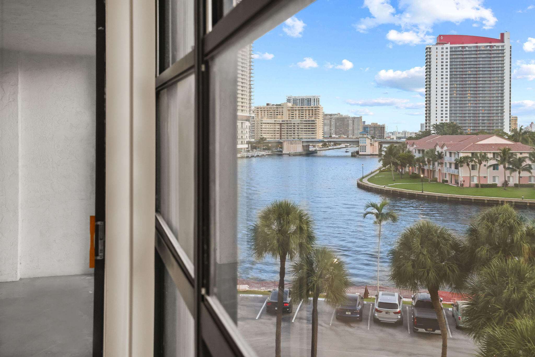 200 Leslie Drive 516