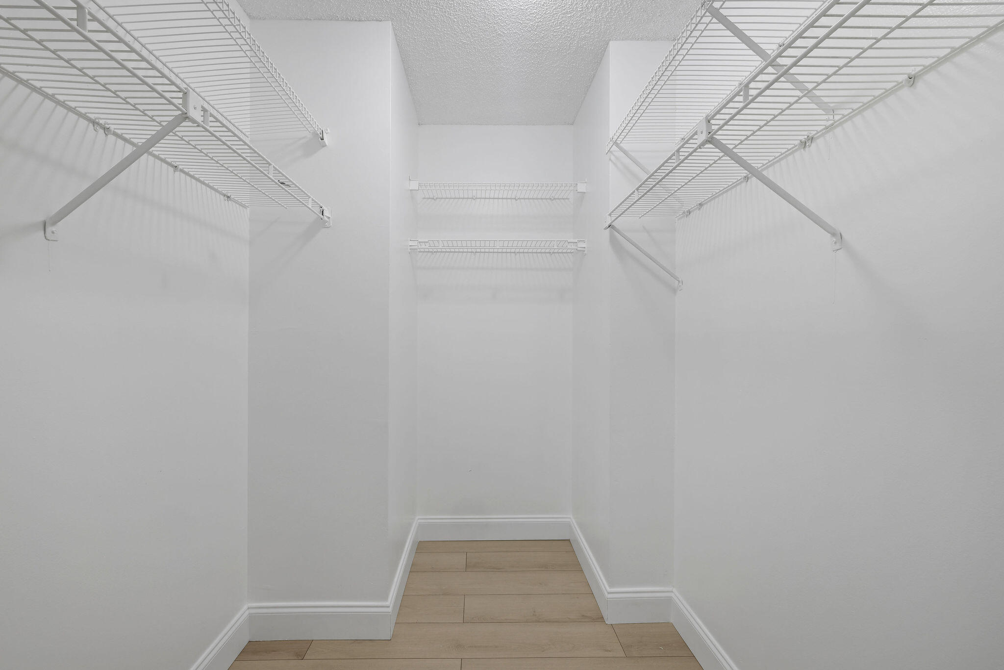 200 Leslie Drive 516