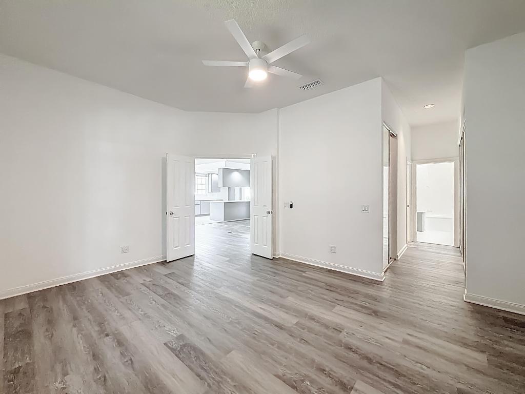 240 NW Bentley Circle