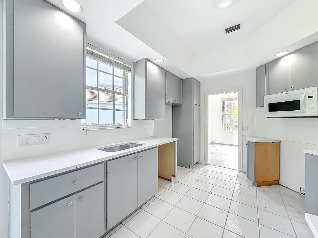 240 NW Bentley Circle