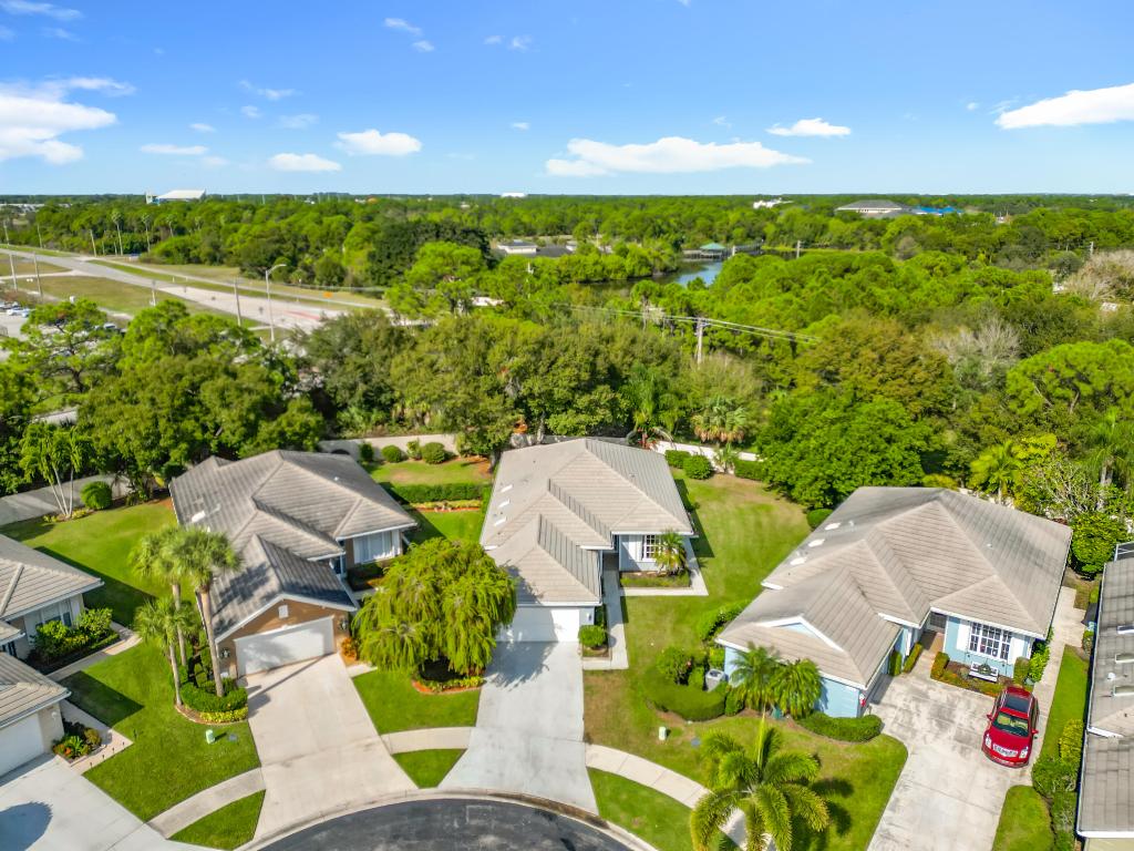 240 NW Bentley Circle